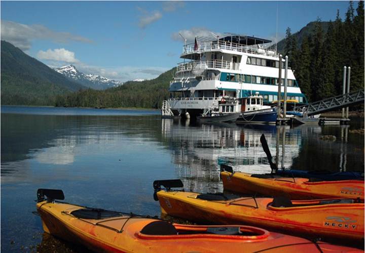 Alaska Dream Cruises' ship and kayaks