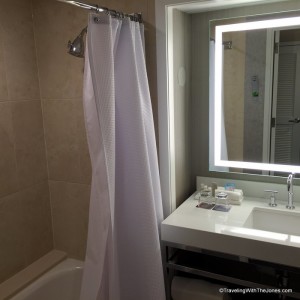 shower/tub, room 2602, Renaissance Chicago Downtown Hotel