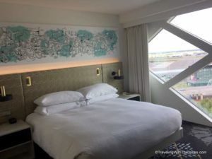 King bed, Hilton Amsterdam Airport Schiphol Hotel