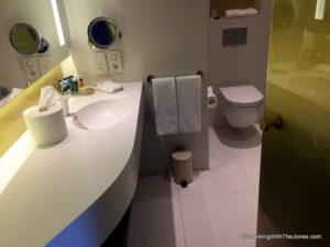 bathroom, Hilton Amsterdam Airport Schiphol Hotel