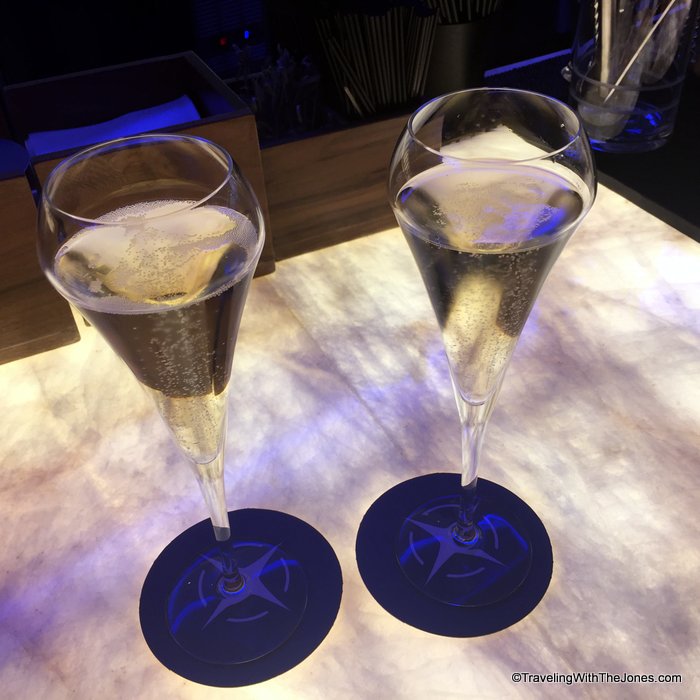 champagne - United Polaris Lounge in Chicago O'Hare Airport