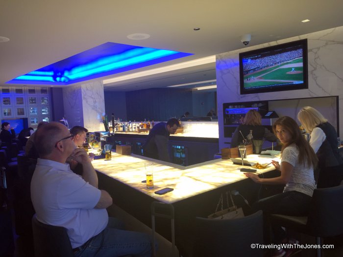 bar - United Polaris Lounge in Chicago O'Hare Airport