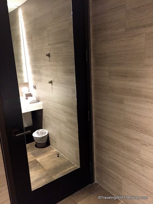 bathroom mirror - United Polaris Lounge, Chicago O'Hare Airport