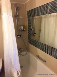 shower/tub - stateroom 421, ms Prinsendam, Holland America Line