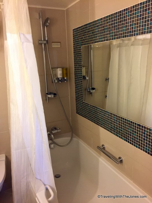 shower/tub - stateroom 421, ms Prinsendam, Holland America Line
