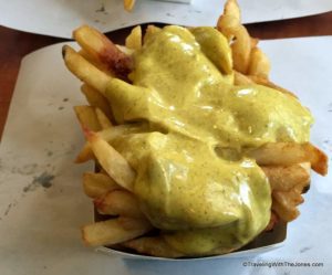 Belgium frites with curry sauce
